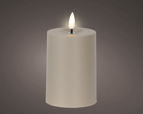 Eine schlanke off-white solarkerze 7x7x12,5 cm zylindrische kerze mit leuchtender led-flamme
