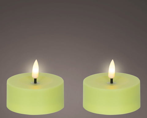 Zwei leuchtend limonengrüne led-teelichter solarkerze 7x7x3,2 cm mit realistischen flammenlichtern