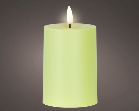 Eine leuchtend grüne solarkerze 7x7x12,5 cm mit stabilem flammenlicht