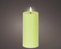 Grüne schlanke solakerze 7x7x12,5cm mit zylindrischer form und ruhiger flamme oben