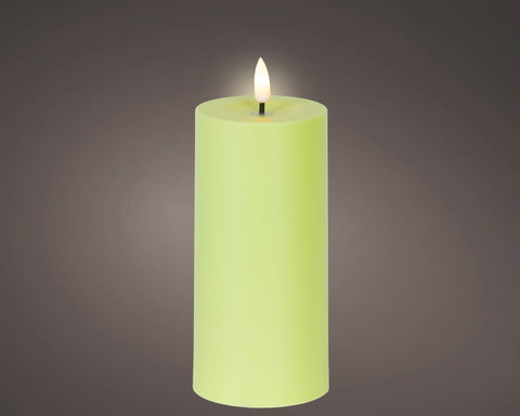 Grüne schlanke solakerze 7x7x12,5cm mit zylindrischer form und ruhiger flamme oben