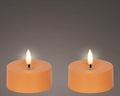 Zwei orange led-teelichter solarkerze 7x7x3,2 cm mit leuchtenden weißen flammen
