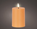Eine orange solarkerze mit glatter zylinderform und brennender flamme 7x7x12,5 cm