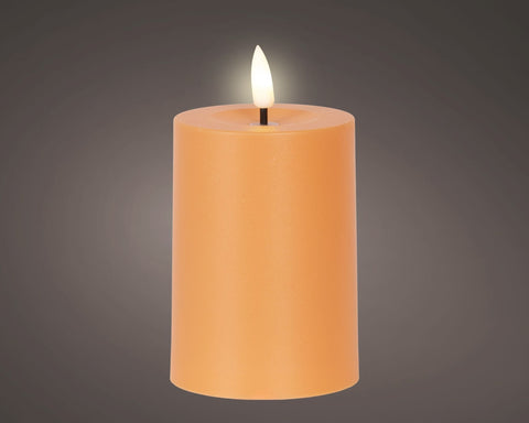Eine orange solarkerze mit glatter zylinderform und brennender flamme 7x7x12,5 cm