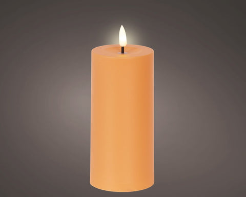 Eine hohe orange led-outdoorkerze 7x17,5 cm mit stabilem flammenlicht und zylindrischem design