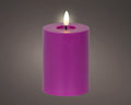 Eine violette led kerze mit flackereffekt aus wachs für outdoor mit stabilem flammenlicht 7,5x7,5x12,5 cm