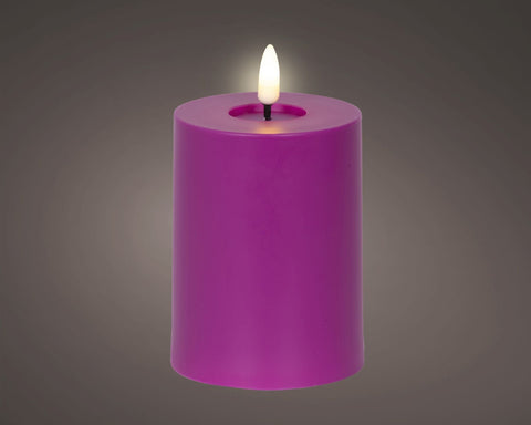 Eine violette led kerze mit flackereffekt aus wachs für outdoor mit stabilem flammenlicht 7,5x7,5x12,5 cm