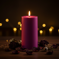 Eine hohe zylindrische led-outdoor-kerze dunkelrosa 7,5x7,5x17,5 cm mit brennendem docht umgeben von getrockneten rosenblättern