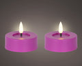 Zwei dunkelrosa led-outdoor-teelichter 6,5x6,5x5 cm mit leuchtenden flammen auf holzoberfläche