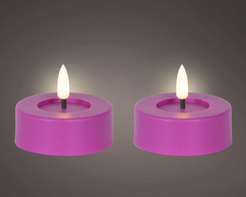 Zwei dunkelrosa led-outdoor-teelichter 6,5x6,5x5 cm mit leuchtenden flammen auf holzoberfläche