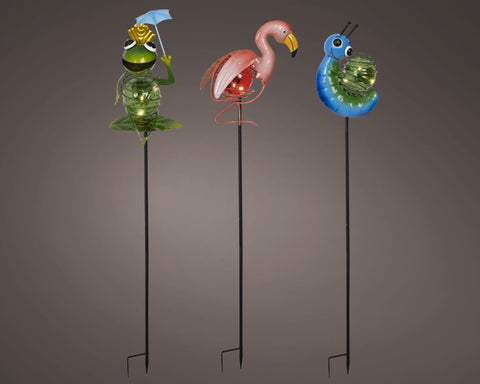 Set aus drei bunten solar-gartensteckern mit tiermuster grüne froschfigur mit schirm pinker flamingo blaue raupe