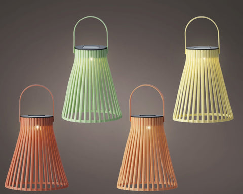 Vier moderne solar laternen aus plastik mit plissee und latten design in pastellfarben für dauerbetrieb