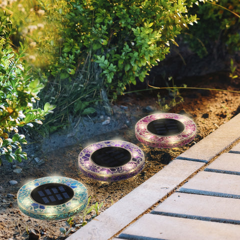 Solar-gartenstecker mit mosaikdekoration aus drei kreisförmigen solarleuchten mit lila und türkis glasfliesen und schwarzem solarpanel