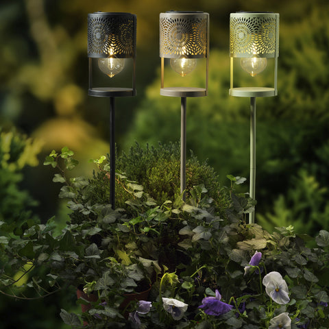 Solar-gartenfackel mit filament-led dreier-set mit sonnenstrahl-muster aus metall und klaren glasgehäusen