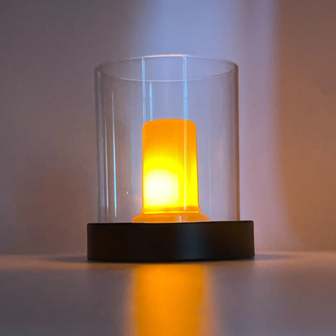 Dekoratives Glas mit Metalluntersetzer