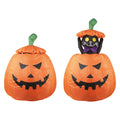 Orange aufblasbare kürbispumpe mit schwarzen gesichtszügen und grünem stiel mit led-halloweenkatze und schwarzer katze innen