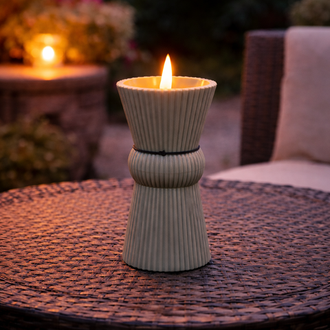 Creamfarbener gerippter keramikkerzenhalter mit schwarzem band für outdoor-kerze 3d docht olivgrün 8x8x17,5 cm