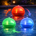 Drei bunte transparente led solar schwimmkugeln Ø 8 cm mit farbwechsel und gerillter oberfläche im pool