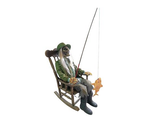 Ein animatronischer rockin fisherman freddy 185 cm sitzt grün gekleidet auf einem schaukelstuhl mit angel und orangefarbenem fisch