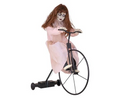 Eine animatronische cycling cindy 94 cm figur in einem blassrosa kleid fährt ein schwarzes vintage-fahrrad mit motor