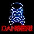 Neonleuchte danger 60x64 cm mit blauem leuchtendem schädel und gekreuzten knochen und rotem danger text