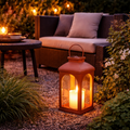 Solar-laterne mit kerze terracotta aus glas mit klarem glas und brennender kerze innen