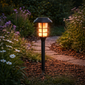 Schwarze solarbetriebene lumineo garten fackel mit warmem bernsteinfarbenen licht und schützender metallkäfig-optik
