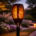 Schwarze metall tiki fackel 60cm mit filigranen wirbelmustern und warm leuchtendem solar led flackereffekt