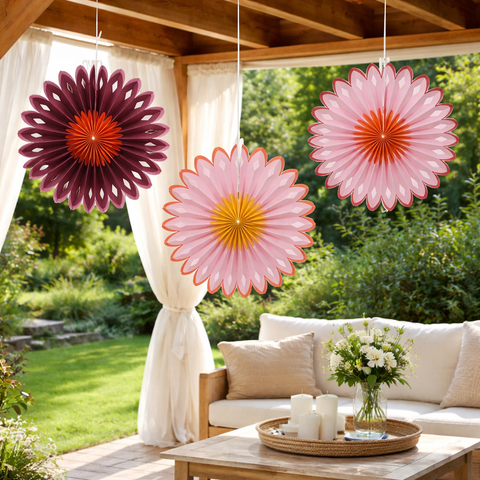 Drei hängende papierfächer blume papier 30cm mit schichtigen blütenblättern in rosa und bordeaux mit orangem zentrum