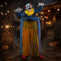Ein animatronischer clown eingang 290 cm großer gruseliger clown auf stelzen in gestreifter gelb orange hose