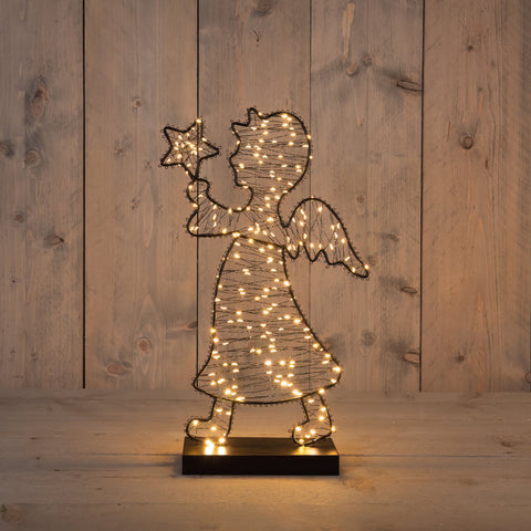 Engelpuppe aus draht mit warmen led-lichtern hält stern steht auf schwarzem sockel metall 28x48cm
