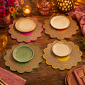 Platzset blume geflochten 38x38x0,5 cm mit vier floral geformten, natürlichen braunen placemats und bunten kanten