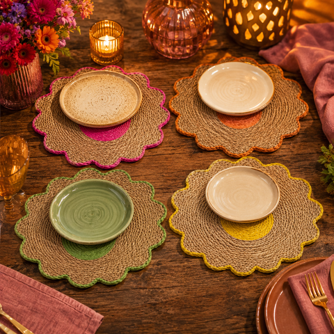 Platzset blume geflochten 38x38x0,5 cm mit vier floral geformten, natürlichen braunen placemats und bunten kanten