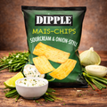Eine grüne 90g tasche dipple mais-chips sourcream & onion mit glänzendem finish und bild goldener kartoffelchips