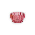Floraler teelichthalter aus rosa durchsichtigem glas mit wellenförmigem blütenrand und feinen vertikalen rillen