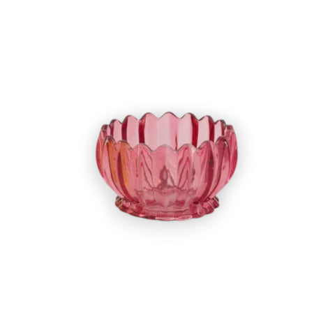 Floraler teelichthalter aus rosa durchsichtigem glas mit wellenförmigem blütenrand und feinen vertikalen rillen