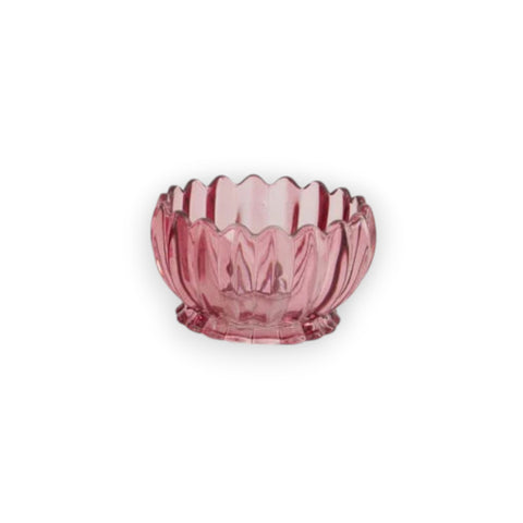 Floraler teelichthalter aus rosa glas mit zartem scalloped rand und subtiler blattprägung