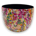 Übertopf metall mit floralem muster und glänzendem, floralen keramikdesign in pfirsich mit pink, grün und gelb