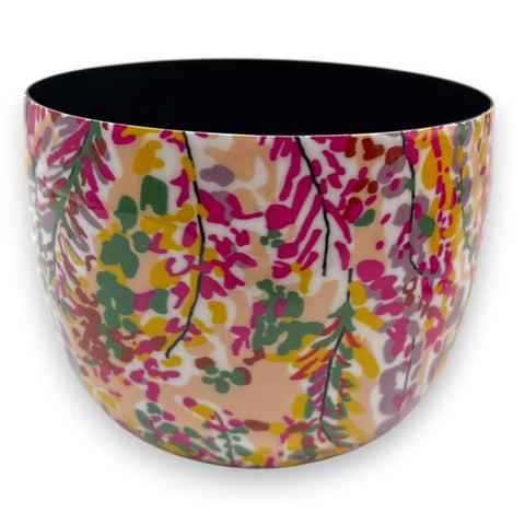 Übertopf metall mit floralem muster und glänzendem, floralen keramikdesign in pfirsich mit pink, grün und gelb