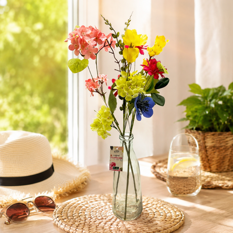 Farbenfrohe Kunstblumen in Vase