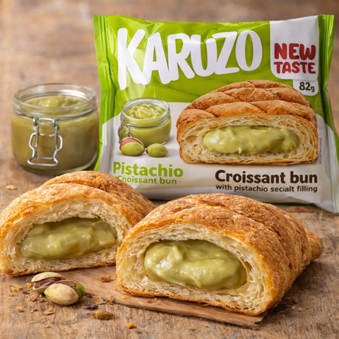 Goldenbrauner, blättriger karuzo pistaziencroissant mit cremiger grüner füllung 82 g karuzo gefüllte croissants