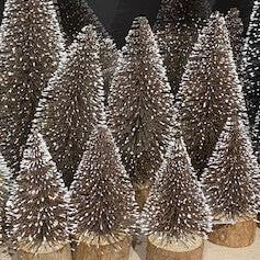 Frostige silbergespitzte kieferbaumornamente mit texturierten pinselartigen zweigen und holzbasis 35 cm weihnachtsbaum glitzer