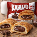 Ein goldbraunes karuzo gefülltes croissant mit reichhaltiger glänzender dunkler schokoladenfüllung 82 g