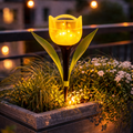 Gelbe tulpenförmige led solar-gartenleuchte vistoso mit halbtransparentem körper und grünen blattakzenten