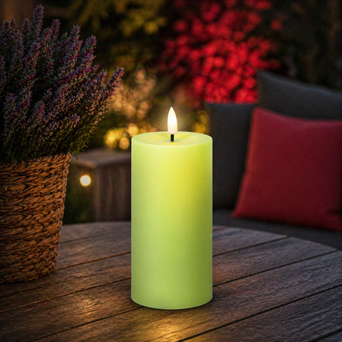 Eine leuchtend limegrüne led-kerze solakerze grün 7x7x12,5cm mit realistischem flammenlicht für außen und innen
