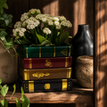Gestapelter blumentopf in buchform mit grünen, roten, braunen und schwarzen harry potter-motiven und goldverzierung