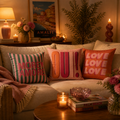 Kissen mit text 45x45 auf beigem sofa mit drei bunten kissen in pink und orange mit spielerischem schriftzug