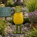 Grüne froschfigur mit hellgelbem gestricktem pullover 11x12x27,5 cm aus keramik für wohnkultur