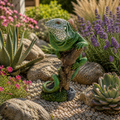 Grüne iguana gartenfigur kletternd auf texturierter astbasis aus wetterfestem material für den außenbereich