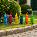 Sechs bunte kunststoff-gartenzwerge in blau, pink, gelb, türkis, orange und grün auf grasfläche gartengnom 5,5x5,5x17,5 cm